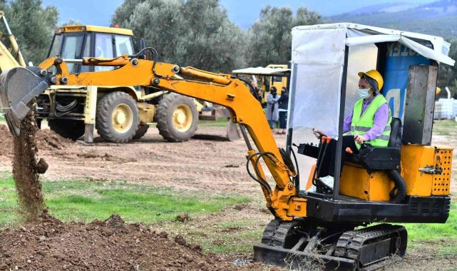 30 kadın, iş makinesi operatörü ve ağır vasıta şoförü olmak için ter döküyor