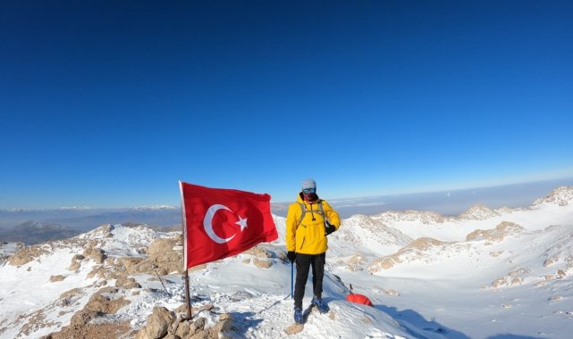 3054 rakımdaki Türk bayrağını yenilediler