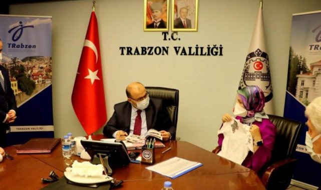 ''Çıkarmadan Tedavi Oluyorum'' Projesi ile kanser hastalarına kolaylık sağlayan P-shirt tasarlandı