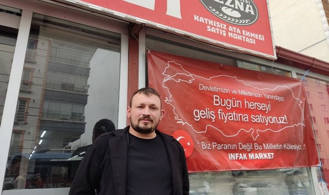 &#039;Devletimizin ve milletimizin yanındayız&#039; diyen esnaf, marketindeki her şeyi maliyetine satıyor