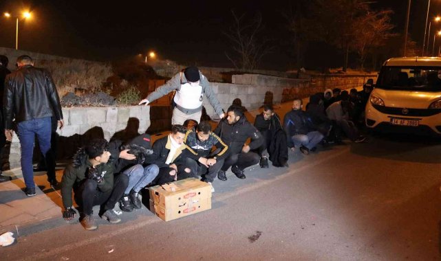 'Dur' ihtarına uymayan minibüsten 31 göçmen çıktı