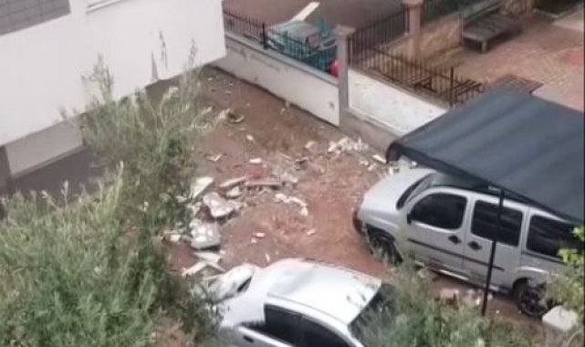 'Kırmızı kod' uyarısının yapıldığı Antalya'da fırtına çatı uçurdu