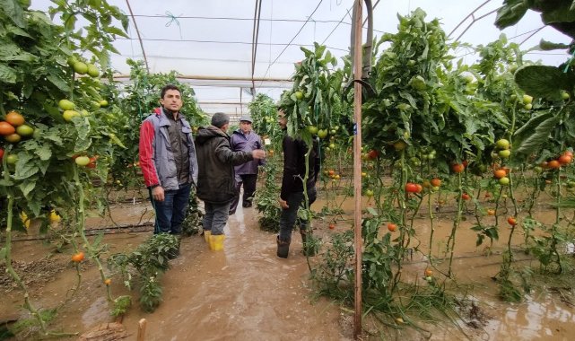 &#039;Kırmızı kodlu&#039; Kumluca&#039;da dereler taştı, seralar su altında kaldı