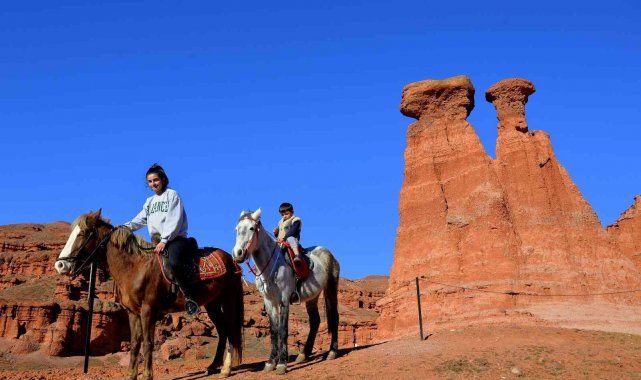 &#039;Kırmızı Periler Diyarı&#039;nda atlı safari ve bisiklet turu