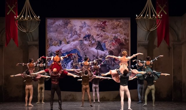 'Romeo ve Juliet' gündüz gösterimi ile sahnede