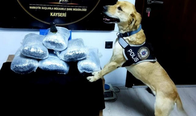 4 şahıs uygulama noktasında 8.5 kilo esrarla yakalandı