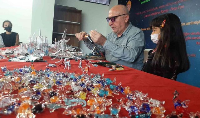 42 yıldır sabırla cama üfleyen sanatçı Kadirli&#039;de öğrencilerle buluştu