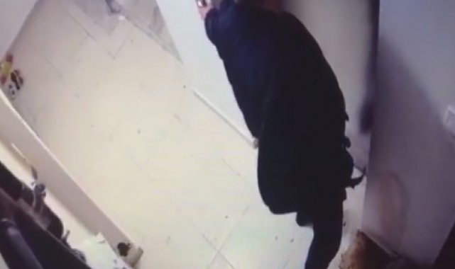 5 ay boyunca komşusuna kabus yaşattı: Daire kapısına çöp attığı ve idrarını yaptığı anlar kameraya yansıdı