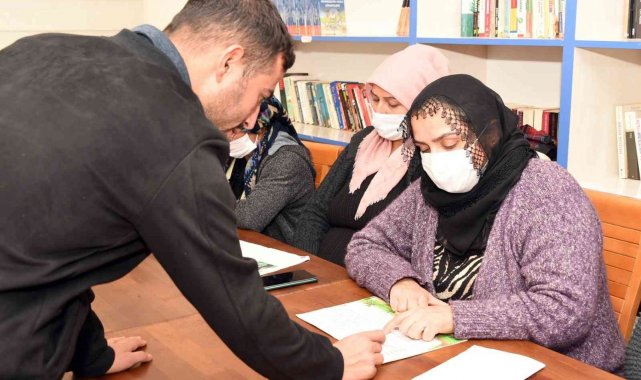 56 yaşında okuma-yazma öğrenmenin mutluğunu yaşıyor