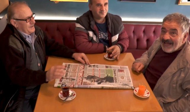 62 yaşındaki adam kıraathanede okumayı öğrendi