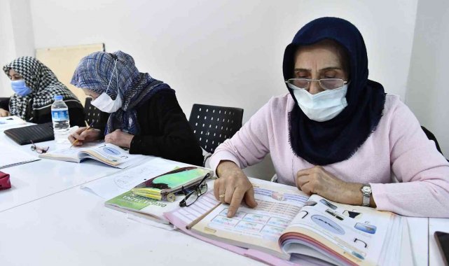65 yaşında okuma yazma öğrendiler