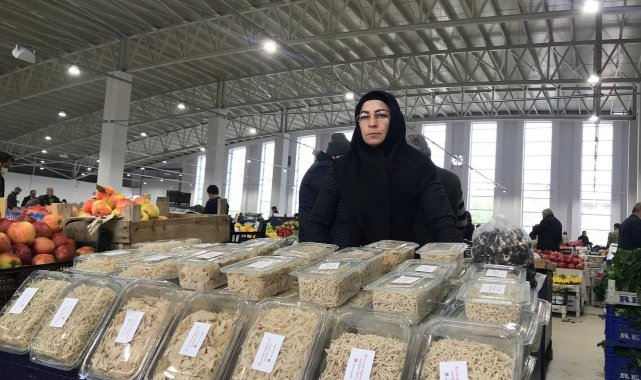 7 yıldır kendi el emeği ürünlerini pazarda satan kadın esnaf aile ekonomisine katkı sağlıyor