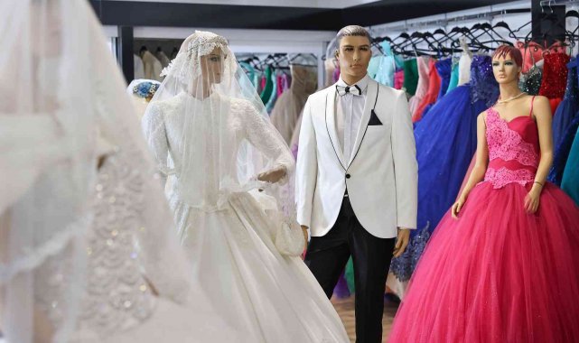 82 çiftin yuvasını kuran Sevgi Eli, 63 çocuğa sünnetlik giydirdi