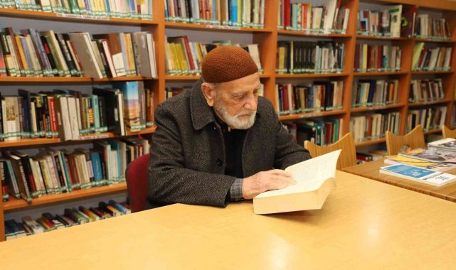 88'lik Şehmuz Dede kütüphaneden çıkmıyor