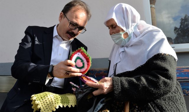 92 yaşındaki Kadriye nine yaptığı el emeği göz nuru ürünlerini Vali Kızılkaya'ya hediye etti