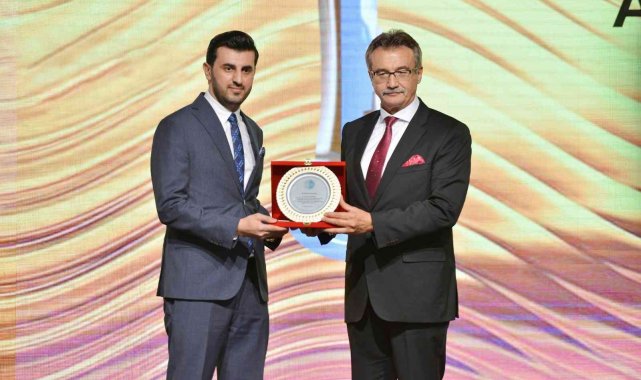 Acarsan Holding Ekonomi Zirvesinden ödülle döndü