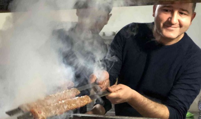 Adanalı esnaftan askıda kebap