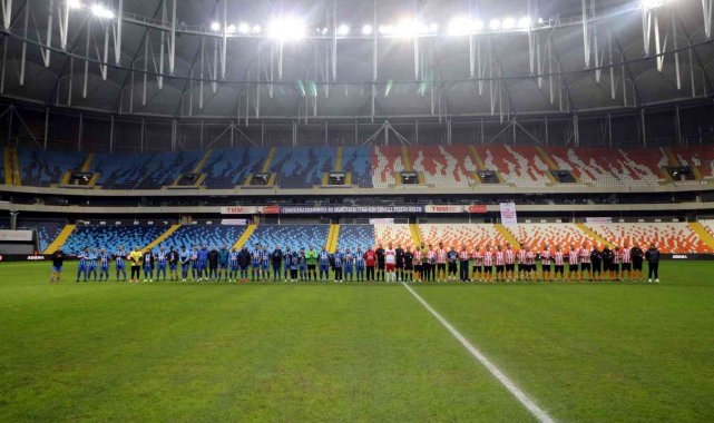 Adanaspor ve Adana Demirspor'un eski futbolcuları 'Şöhretler Karması' maçında karşılaştı