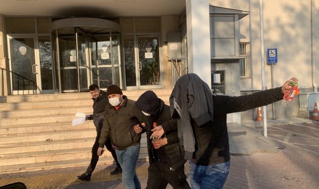 Adliyeye sevk edilen pişkin hırsız şarkı söyleyerek oynadı