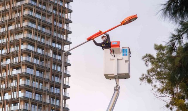 Adm ve Gdz Elektrik, kadına yönelik şiddete dikkat çekmek için sokakları turuncu aydınlattı