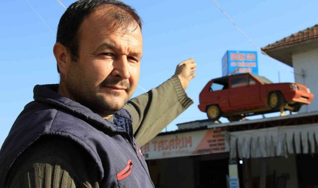 Adres tarifi için çatısına otomobil koydu