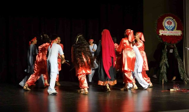 Afganlı gençler ülkelerinde yaşadıkları zulmü tiyatro gösterisiyle gözler önüne serdi