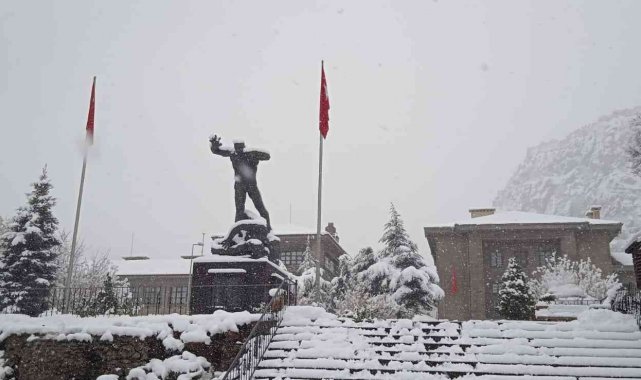 Afyonkarahisar&#039;a yağan kar şehir dışında misafir çekiyor