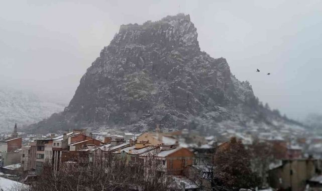 Afyonkarahisar'da beklenen kar yağışı başladı