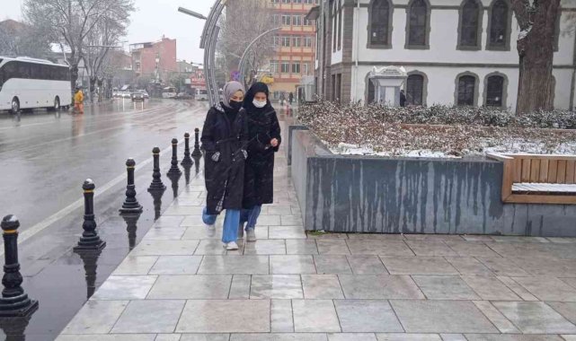 Afyonkarahisar'da günlerdir uyarısı yapılan kar yağışı başladı