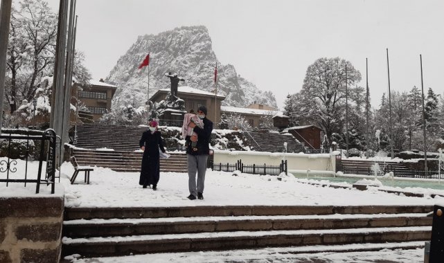 Afyonkarahisar'da kar yağışı bu sabah tekrar başladı