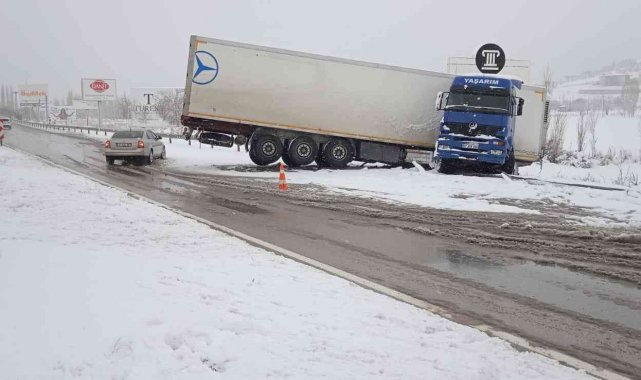 Afyonkarahisar'da kar yağışı etkili oldu