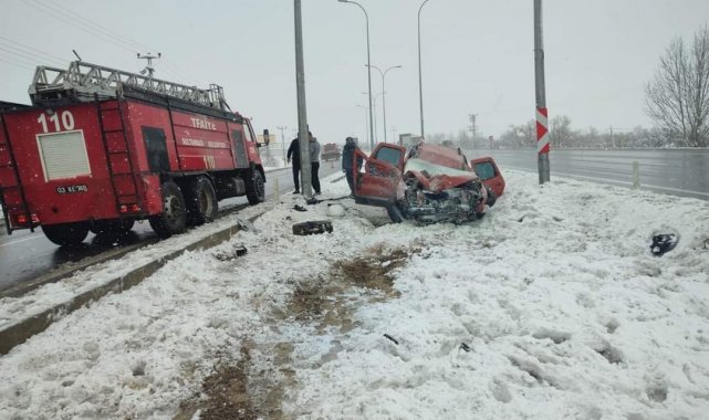 Afyonkarahisar'da otomobil aydınlatma direğine çarptı: 3 yaralı