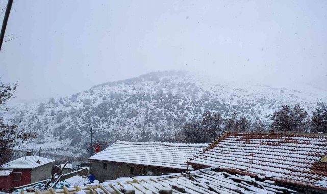 Afyonkarahisar'ın ilçelerinde beklenen kar yağışı başladı