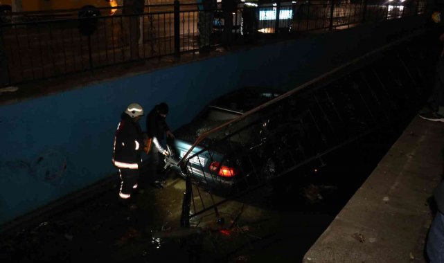 Ağacı yerinden söküp kanala uçtu