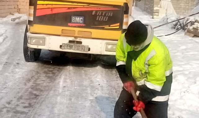 Ağrı Belediyesi eksi 27 derecede çalışmalarını sürdürüyor