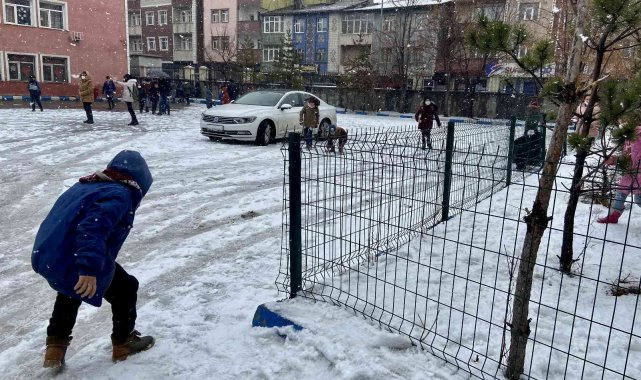 Ağrı beyaza büründü, karın tadını çocuklar çıkardı