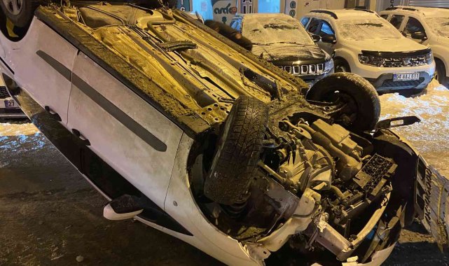 Ağrı'da buzlanan yolda araç takla attı: 2 yaralı