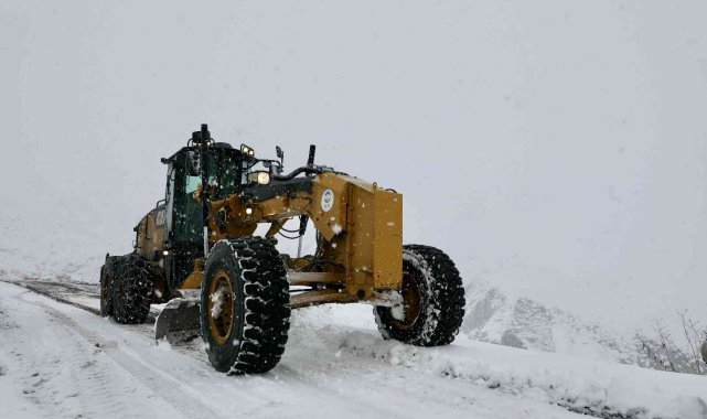 Ağrı&#039;da &quot;Kar Kaplanları&quot; kapanan yollar için seferber oldu