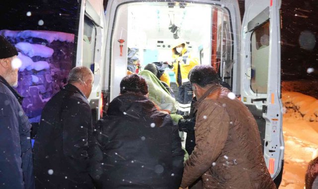 Ağrı&#039;da ulaşıma kapanan köyde hastalanan 92 yaşındaki yaşlı adam için ekipler seferber oldu
