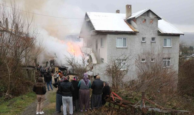Ahır ve samanlığı küle çeviren yangın eve sıçramadan söndürüldü