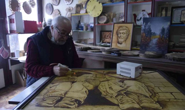 Ahşaplar onun elinde yanarak sanat eserine dönüşüyor