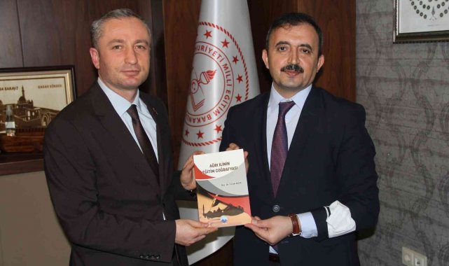 AİÇÜ Rektör Yardımcısı Prof. Dr. Kaya, Kökrek&#039;e kaleme aldığı kitaplarını hediye etti