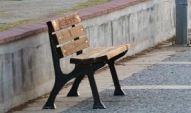 Aile Sağlığı Merkezi'nden aldığı bankı omzunda taşırken yakalandı