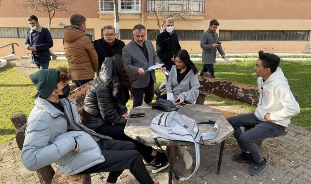 AK Parti &#039;Yatırım, İstihdam, Üretim, İhracat, Büyüme&#039; başlıklı el broşürü dağıttı