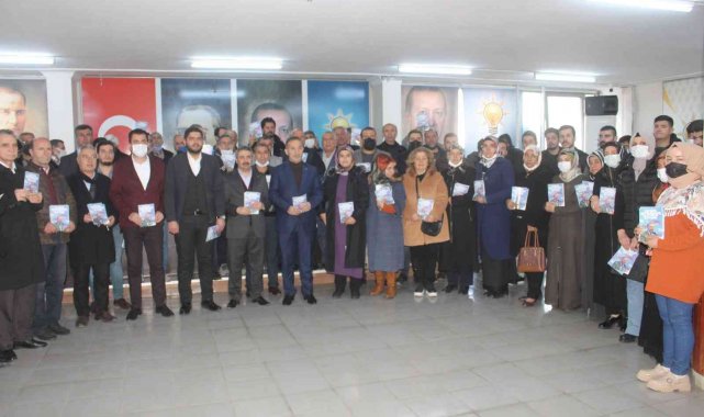 AK Parti Adıyaman'da yapılan yatırım ve hizmetleri anlatan broşürler dağıtıyor