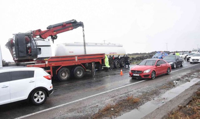 Akaryakıt yüklü tanker devrildi, uzun trafik kuyruğu oluştu