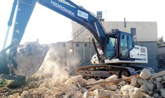 Akdeniz Belediyesi metruk binaların yıkımına devam ediyor