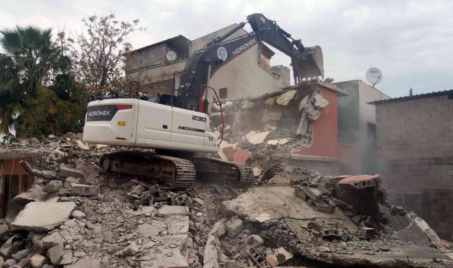 Akdeniz Belediyesi metruk binaların yıkımına devam ediyor