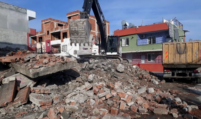 Akdeniz&#039;de bir metruk bina daha yıkıldı