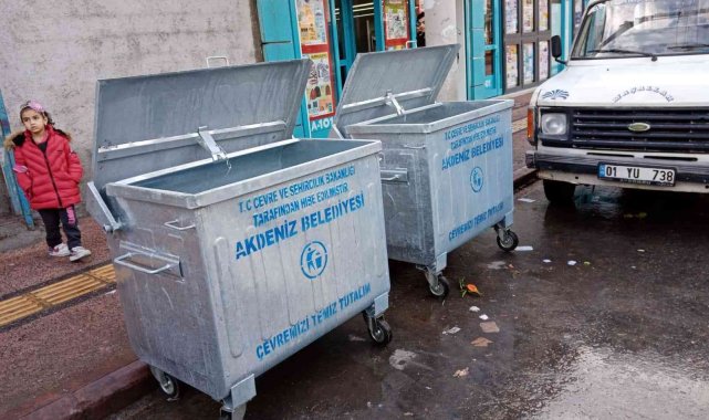 Akdeniz'de eskiyen çöp konteynırları yenileniyor